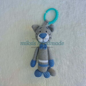 Gehaakte speelgoedrammelaar Kitty, klein, grijs/blauw/wit, 0 + maanden