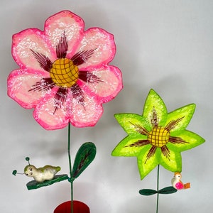 De Sela Fiori in vaso di cartapesta con bruco di uccelli Arte popolare messicana degli anni '60