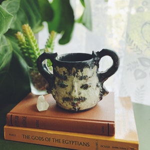 Konstnärssignerad keramikmugg med två handtag, konstig konst