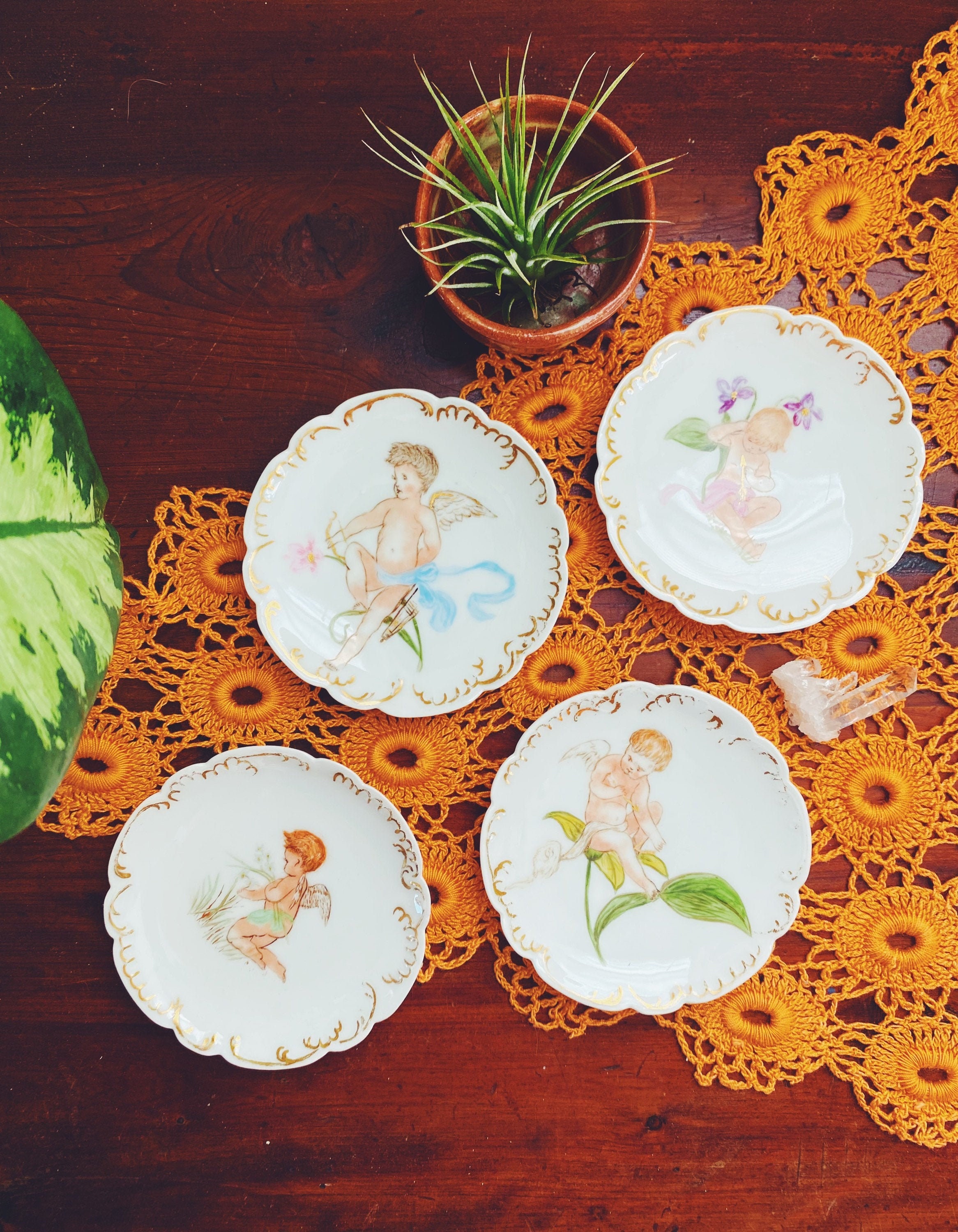 Lot De 2 Assiettes Anciennes En Porcelaine – Décor Angelots Et Dorure – Vintage