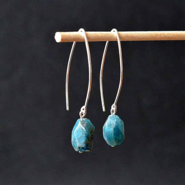 Boucles d'oreilles pendantes bleues en pierre brute d'apatite et en argent massif