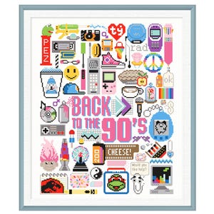 Puede incluir: Una obra de arte de punto de cruz enmarcada con un borde azul claro, que presenta un diseño pixelado de iconos de los 90. Incluye una carita sonriente, una cinta de cassette, un CD, una Game Boy y el texto "BACK TO THE 90'S" en rosa.