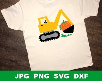 Puede incluir: Una camiseta blanca con una excavadora amarilla excavando una calabaza. La excavadora tiene orugas negras y una pala negra. La calabaza es naranja con un tallo verde.