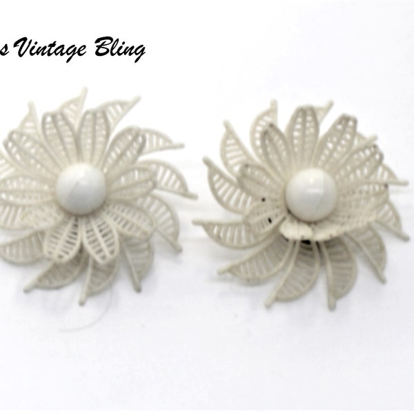 Vintage Jewelry Retro Chic: Off White Vintage Plastic Flower Clip On Earrings for a Timeless Look1" Costume Jewelry Item CB 100500A