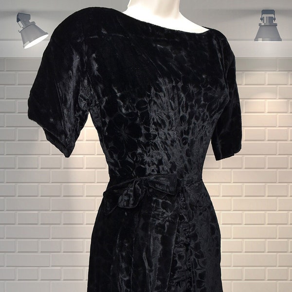 HIMMLISCHES Original Vintage Von Teese Stil Samt Hibiskus Geprägtes Partykleid - 1950er Jahre - XS - UK 6
