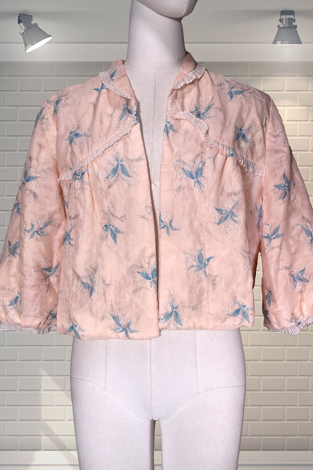 Real Vintage Search Engine Beautiful Ladies Vintage 1940S Printed Lily Of The Valley Nylon Frilled Bed Jacket Peignoir - Uk 1012 $59.17 AT vintagedancer.com