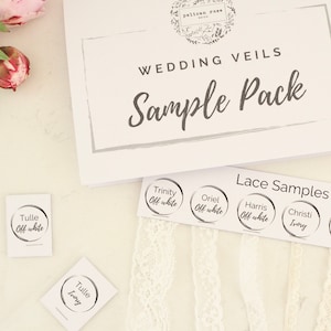 以下が含まれることがあります： オフホワイトとアイボリーのレースとチュール生地のサンプルパック。トリニティ、オリエル、ハリス、クリスティー、チュールの生地が含まれています。