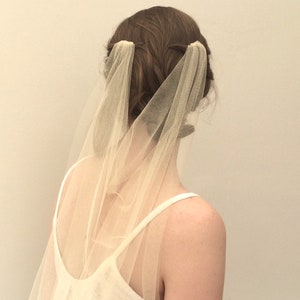 Champagne coloured wedding veil. Soft draping wedding veil made from champagne tulle zdjęcie 6