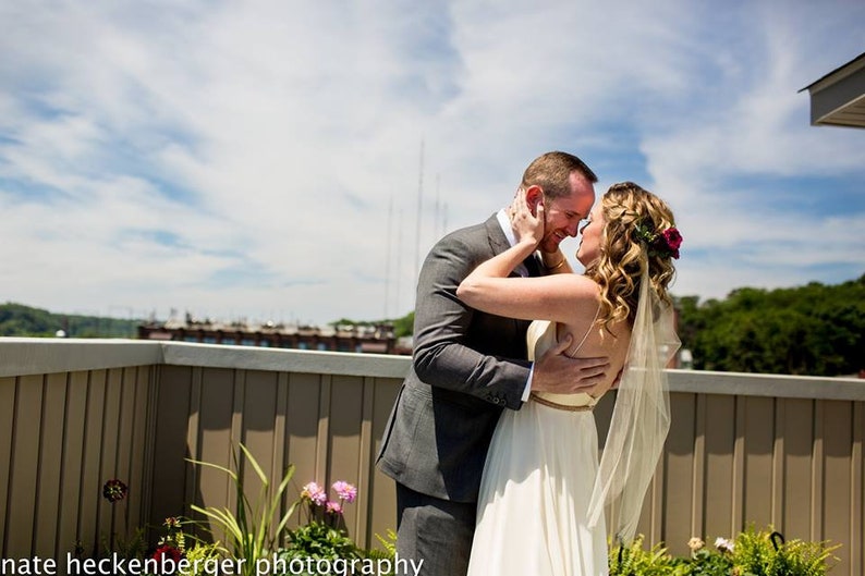 Champagne coloured wedding veil. Soft draping wedding veil made from champagne tulle zdjęcie 2