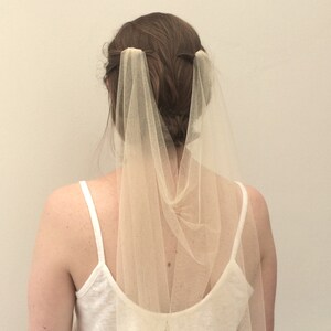 Champagne coloured wedding veil. Soft draping wedding veil made from champagne tulle zdjęcie 4