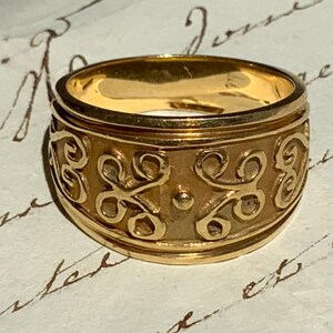 18K DESIGNER CIGAR BAND, Size 7.5