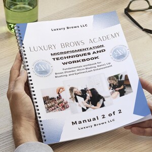 Peut inclure: Une personne tient un manuel à spirales intitulé "Luxury Brows Academy". La couverture affiche "Micropigmentation Techniques and Workbook" et des images de personnes. Le manuel est marqué "Manual 2 of 2".