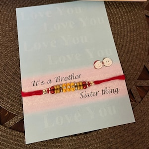 Rakhi Karte, Raksha Bandhan Karte, Rakhi Gruß mit Rakhi, 13x20 Postkarte für Bruder mit Perlen Rakhi