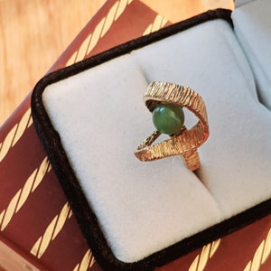 Jade Sphere Ring, Golden Ribbon Setting | Size 6 Band | 70s Costume Quality | Artistic Green Solitaire | Gift Boxed
