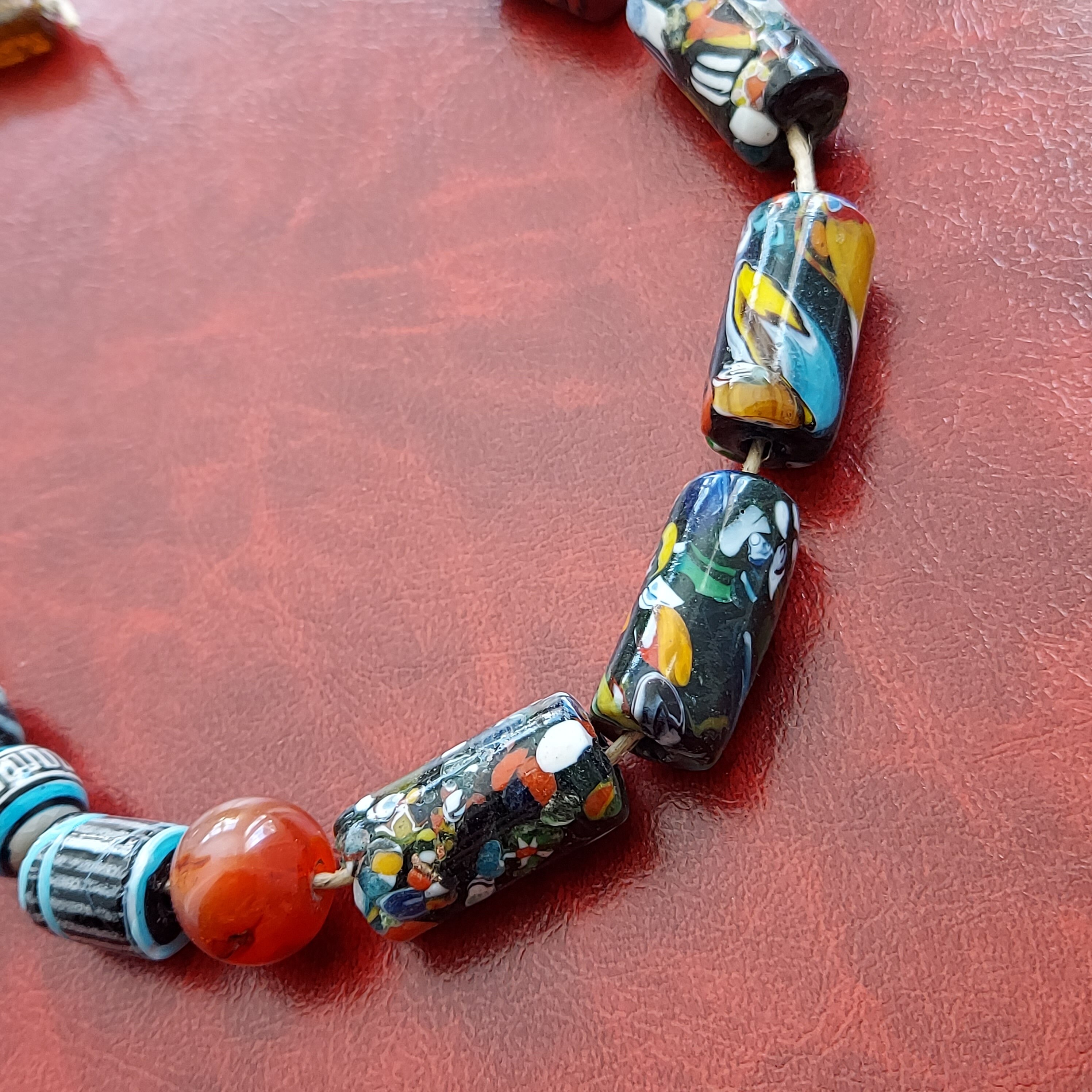 アンティークビーズストランド：デイズエンドガラス、カーネリアン