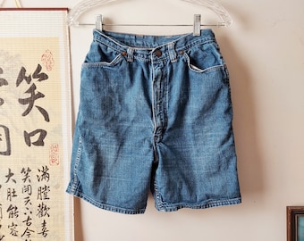 Short en jean Wrangler | utilitaire RETRO années 70, taille haute, poche profonde | Bleu moyen doux ville/campagne | Denim américain classique | Tour de taille 24 hanches 36