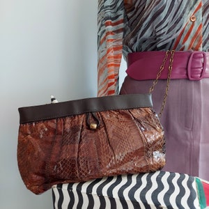 Cartera de piel de serpiente, asa de cadena para la muñeca / Cuero patchwork de los años 70, herrajes de latón / CORDONES PARA BOLSAS Bayside NY Forro de grosgrain, 10 x 6,5
