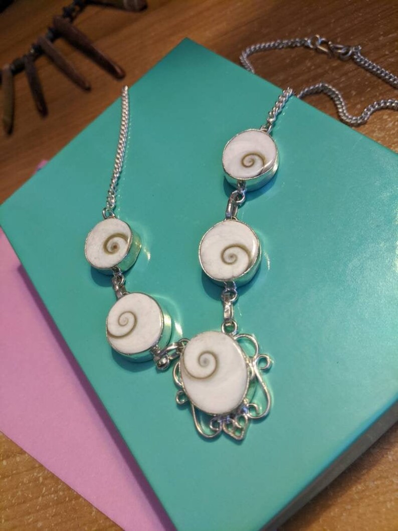 19-12 SHIVA SHELLS Ocean Swirl Necklace VINTAGE 1980/'s Ornate Sterling Silver Beachy Filigree Silver Tropical White Shells