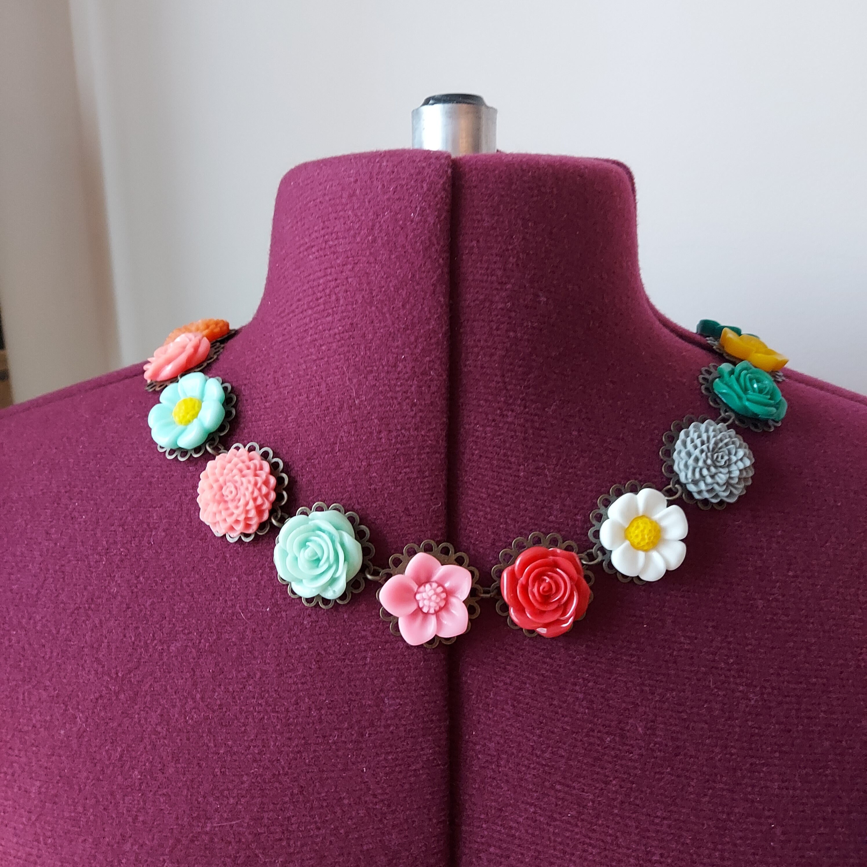 ★VINTAGE HOLLYWOOD★ Flutter Daisy Beads Necklace_VH25NNNE1 Vintage Hollywood] Flutter Daisy Beads Necklace_VH25N