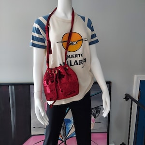 Petit sac à cordon, velours froissé rubis | BOHO CHIC des années 90 | Bandoulière Festival | Oeillets argentés, éléments décoratifs | Élégant, spacieux