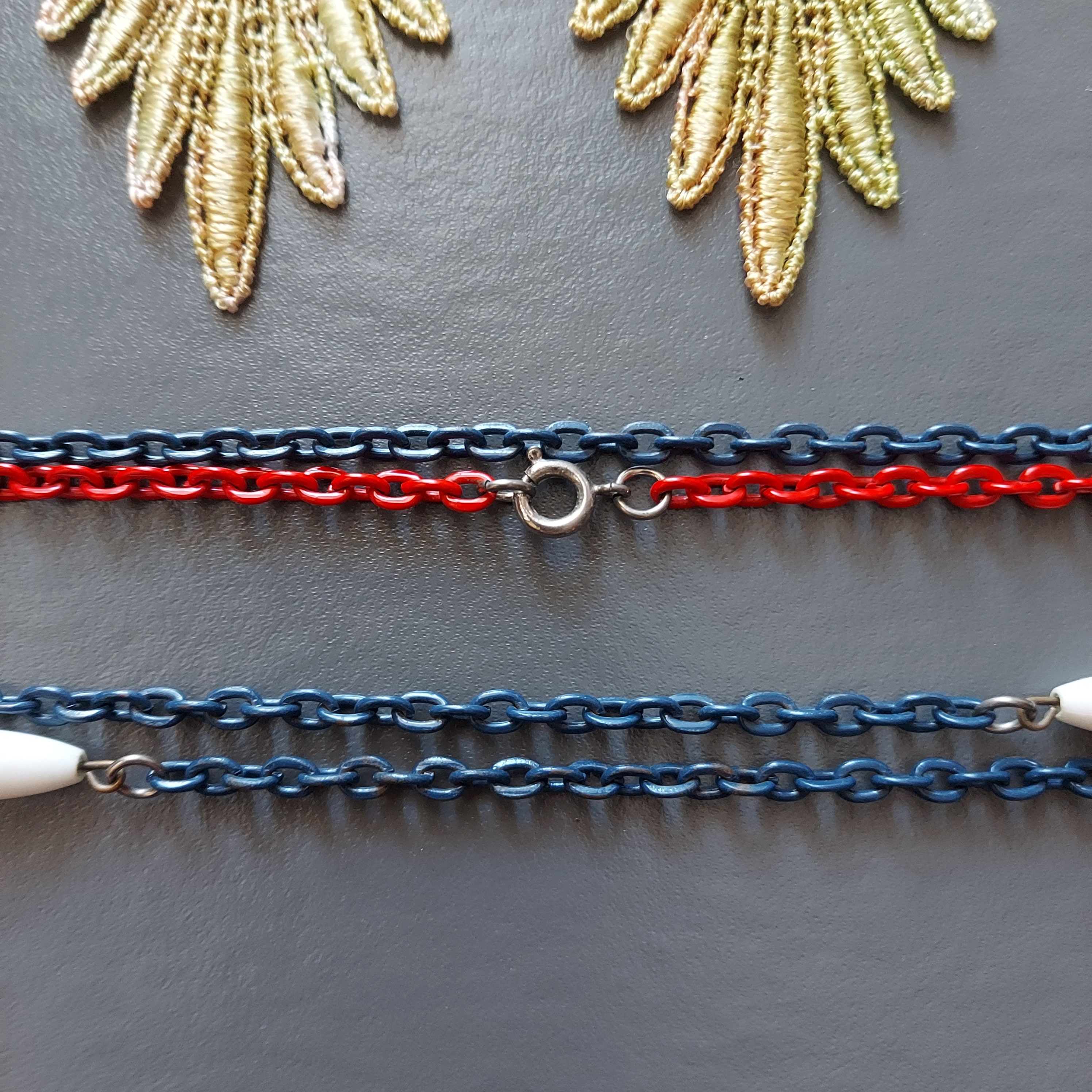 70年代エナメルチェーンネックレス：レッド、ホワイト、ブルーのビーズ