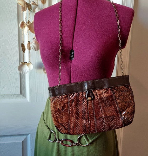 Cartera de piel de serpiente asa de cadena para la muneca Cuero patchwork de los anos 70 herrajes de laton CORDONES PARA BOLSAS Bayside NY Forro de grosgrain 10 x 6 5 Etsy Espana