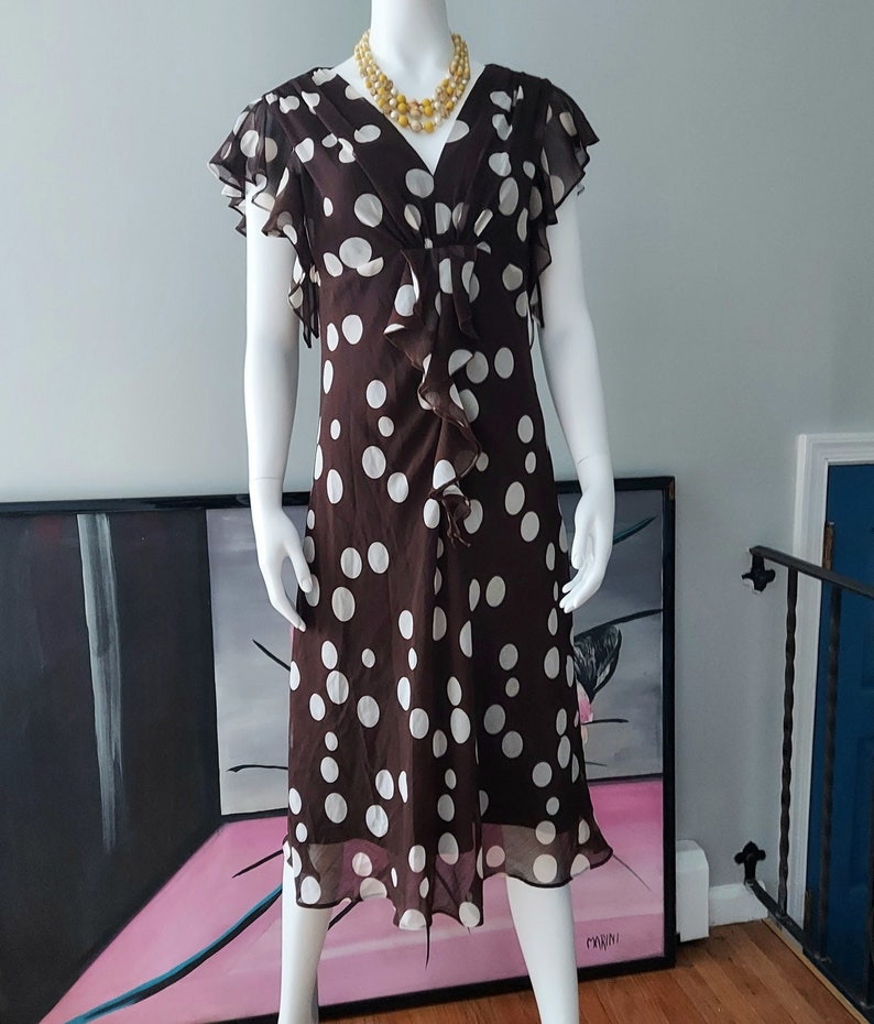 Chiffon Sweetheart Kleid, Ascot Krawatte Kakaosahne Fit & Flare, 1940er-Jahre-Look Wispy Ärmel Osterkleid Größe 8/10 ausgekleidet, seitlicher Reißverschluss Bild 3