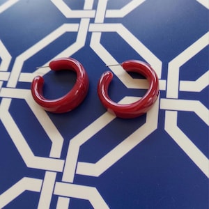 Vintage 70s Lucite Hoop Earrings: Marbled Sangria Plastic