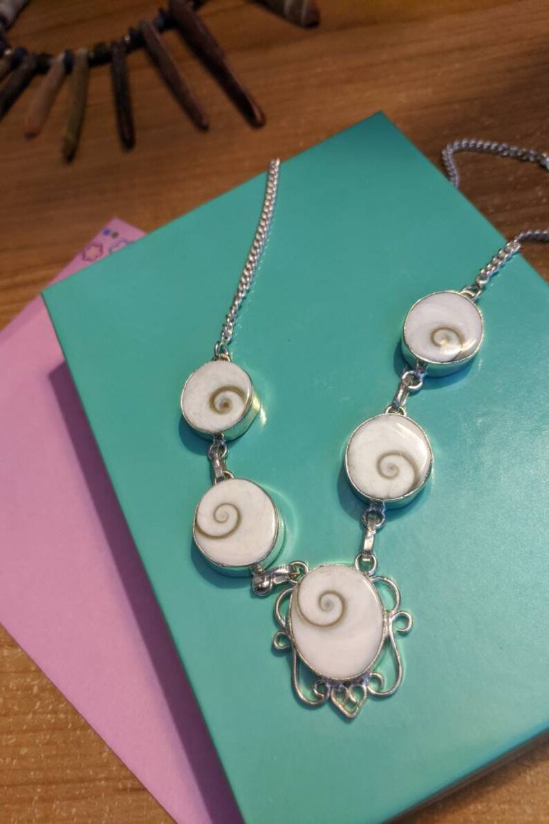 19-12 SHIVA SHELLS Ocean Swirl Necklace VINTAGE 1980/'s Ornate Sterling Silver Beachy Filigree Silver Tropical White Shells