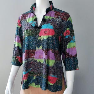 Túnica vintage Halston de estilo chinoiserie: estampado floral art déco, manga tres cuartos, cuello mandarín / tejido de punto sedoso de los años 80, talla M