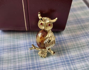 Épingle vintage Gerry's Owl : Lucite marbrée, yeux rubis et strass