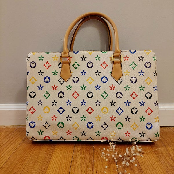 Sac monogramme look designer des années 90 | Délicieux imprimé multicolore sur cuir blanc | Forme et taille du portefeuille | Accents en laiton, poignées en rouleau