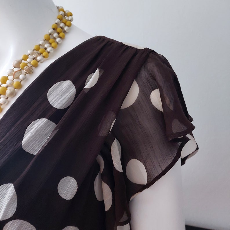 Chiffon Sweetheart Kleid, Ascot Krawatte Kakaosahne Fit & Flare, 1940er-Jahre-Look Wispy Ärmel Osterkleid Größe 8/10 ausgekleidet, seitlicher Reißverschluss Bild 5