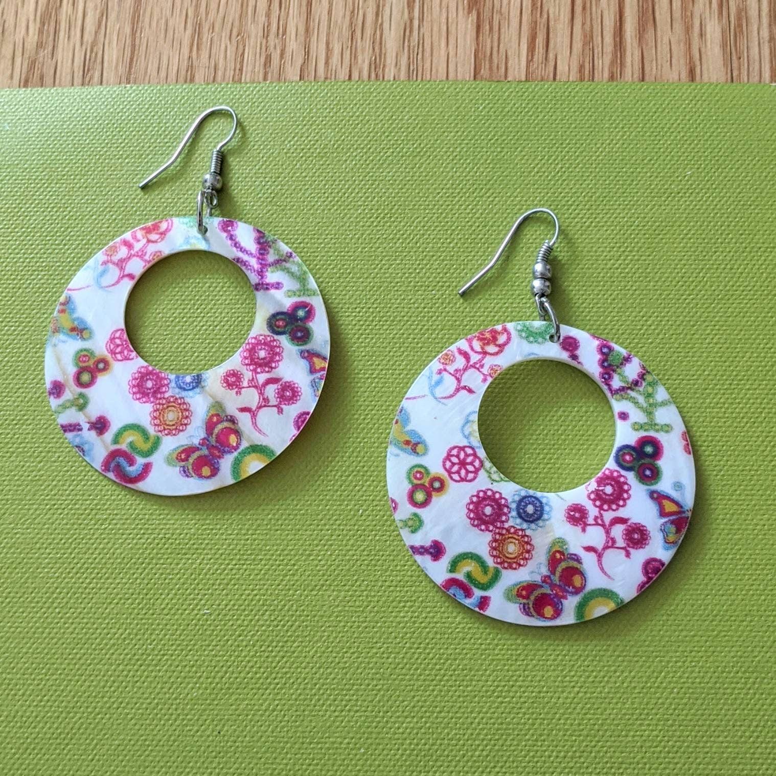 フラワードーナツフープイヤリング：シマーシェル、シルバーイヤリング