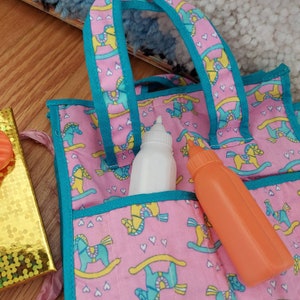 Bolsa de pañales para muñecas, botellas de plástico, zanahorias / Accesorios para muñecas TOTSY de la década de 1980 / Azul rosa acolchado, Caballos mecedores / Juego de regalos Y2K de los años 90