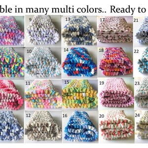 Puede incluir: Veinti ocho mantas de ganchillo en varios colores y patrones. Cada manta est&aacute; doblada por la mitad y se muestra en una cuadr&iacute;cula.