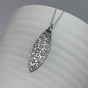 Lovely Daisy Floral Oval Necklace Silver Flower Pendant Sterling Silver Jewelry Gift for Her Layering Necklace Bohemian Jewelry