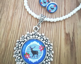 Trachtenset, weiße Perlenkette und Klappohrringe mit Hirschmotiv in blau