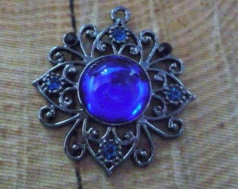 1 großer Schmuckanhänger "Blume", blau, ca. 4 cm