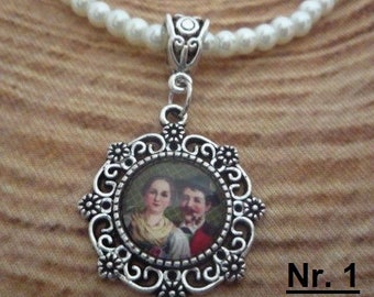 1 Perlenkette in creme mit Trachtenanhänger "Paar", viele Motive zur Wahl