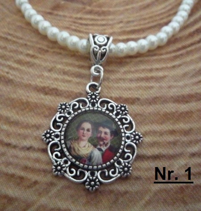 1 Perlenkette in creme mit Trachtenanhänger Paar, viele Motive zur Wahl image 1