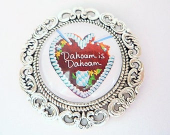 1 "Dahoam is Dahoam"-Brosche