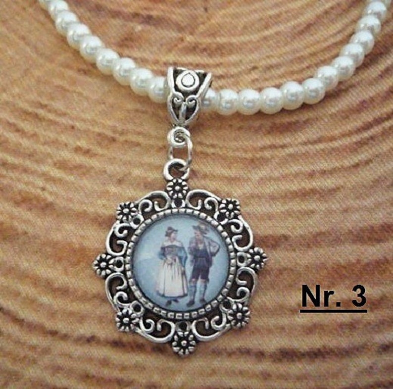 1 Perlenkette in creme mit Trachtenanhänger Paar, viele Motive zur Wahl image 4