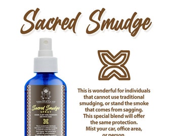 Può includere: Un flacone spray di vetro blu con tappo bianco, etichettato "Sacred Smudge Spray". L'etichetta include ingredienti e istruzioni per l'uso. Le parole "Sacred Smudge" sono scritte in corsivo marrone sopra la bottiglia.