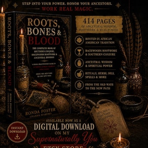 Könnte beinhalten: Ein Buch mit dem Titel "Roots, Bones & Blood" mit Text über Southern Conjure, Rootwork und Ancestral Hoodoo. Das Bild zeigt Kerzen, Federn und ein Etikett mit der Aufschrift "Real Magic, Real Roots, Real Power". Als digitaler Download verfügbar.