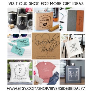 Puede incluir: Un collage de ideas de regalos personalizados, que incluye vasos negros con nombres, una petaca de corcho con un dise&ntilde;o de barba, un cuaderno con un nombre, etiquetas de equipaje, una bolsa de mano, una almohada, una camiseta y una petaca negra. Tambi&eacute;n se ve el texto "Riverside Bridal".