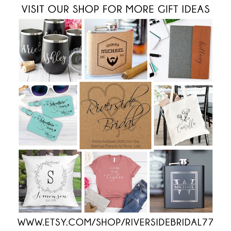 K&ouml;nnte beinhalten: Eine Collage mit personalisierten Geschenken f&uuml;r Hochzeiten und besondere Anl&auml;sse. Das Bild zeigt eine Vielzahl von Artikeln, darunter Becher, Tragetaschen, T-Shirts, Gep&auml;ckanh&auml;nger, Kissen und Flaschen. Die Artikel sind alle mit Namen, Initialen und Daten personalisiert. Der Text "Riverside Bridal" ist in der Mitte des Bildes zu sehen.