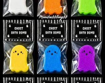 Puede incluir: Nueve bombas de baño con forma de fantasma en bolsas de plástico transparente individuales con etiquetas negras que dicen GHOST BATH BOMB. Las bombas de baño son blancas, naranjas, verde lima, amarillas, azules, moradas, rosas, rojas y azul oscuro.