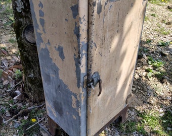 Antique primitive refrigerator ice chest cooler distressed ice box non electric movie prop photo shoot display ,cabin,rv,man cave.