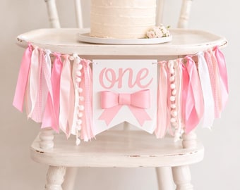 Banner de silla alta con lazo rosa, decoración para el primer cumpleaños de Coquette, letrero para el primer cumpleaños de niña, pancarta rosa, pancarta divertida para ser una niña